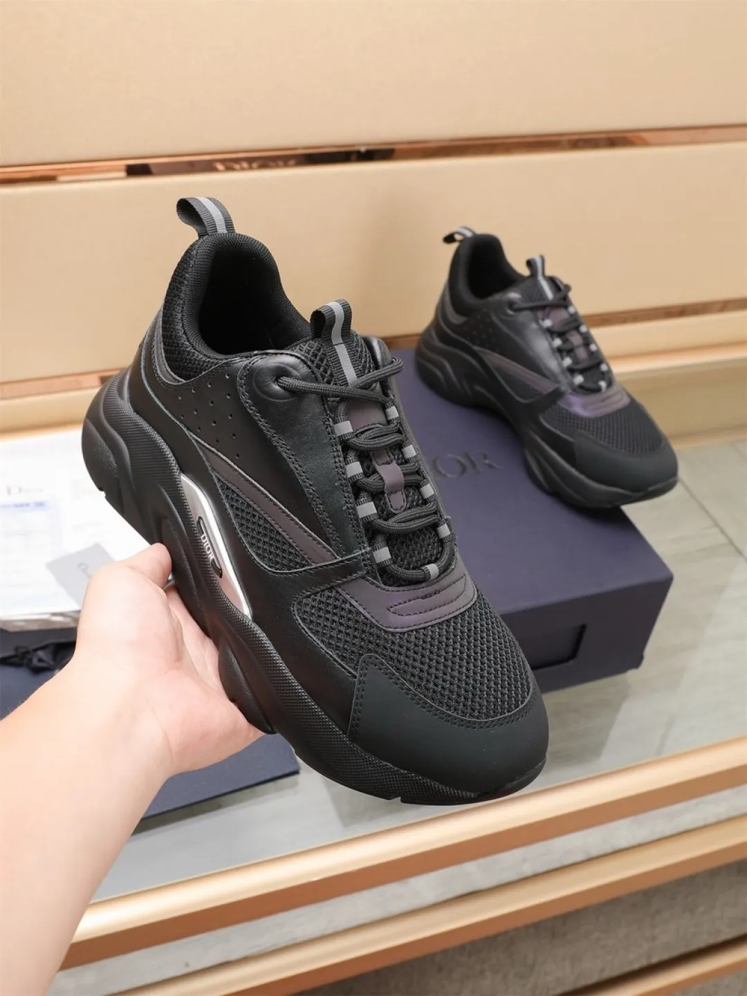 Men's shoes 💰P460💰【Dior】Dior✨ is online at the same time👏 This casual sneaker is a new product in the series and continues Di*r's classic style. The upper is made of original mesh and cow leather, with a two-color textured outsole, and the brand's iconic details on the rear collar and heel to enhance the style. Fashionable and versatile. Wear it with jeans or slacks for a casual look. Size: 38-44 (45 customized)